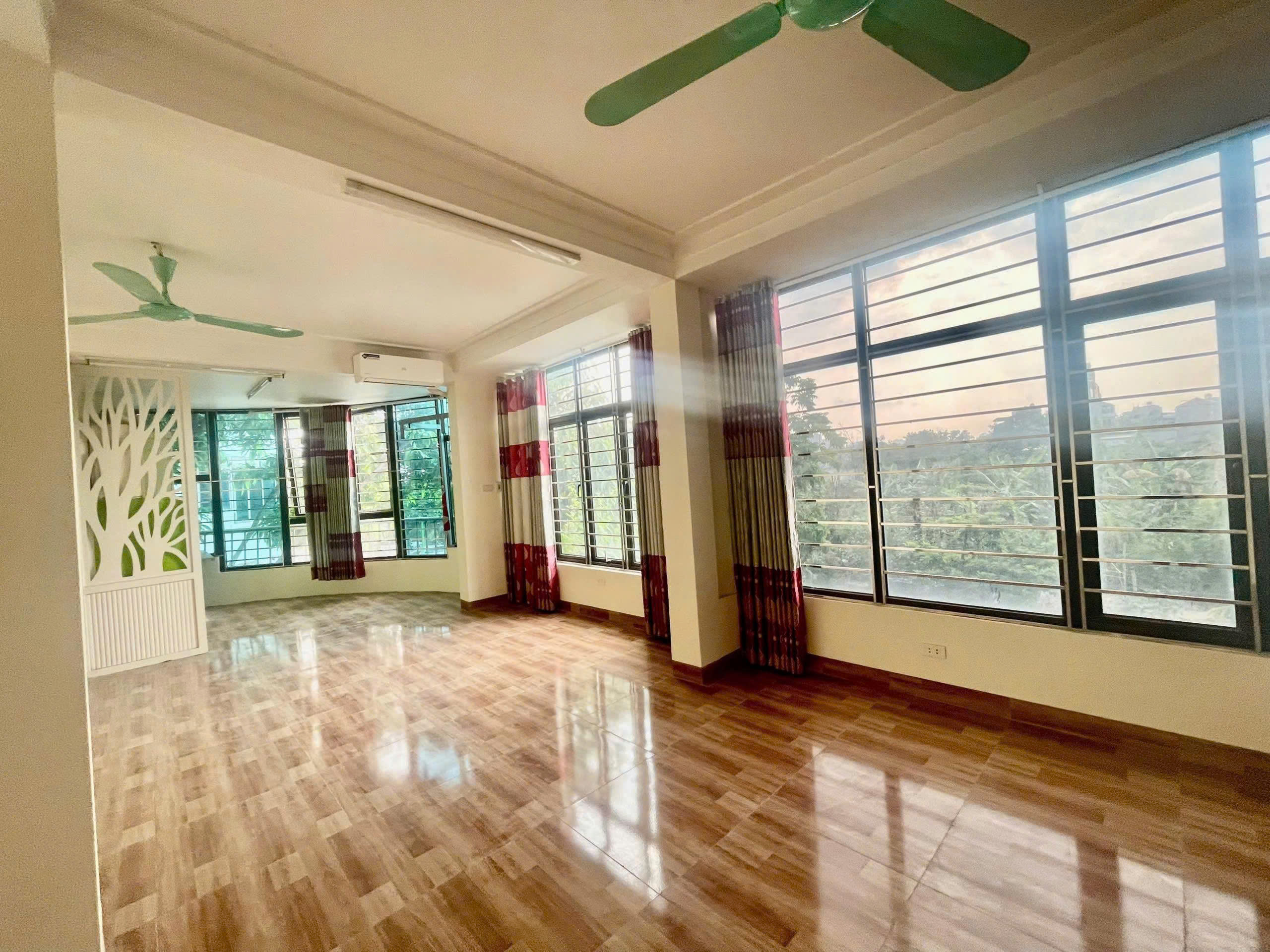 Cho thuê nhà nguyên căn khu Dịch vụ Tây Nam, DTSD 170m2, thông sàn, thang máy 15 Triệu - Ảnh chính